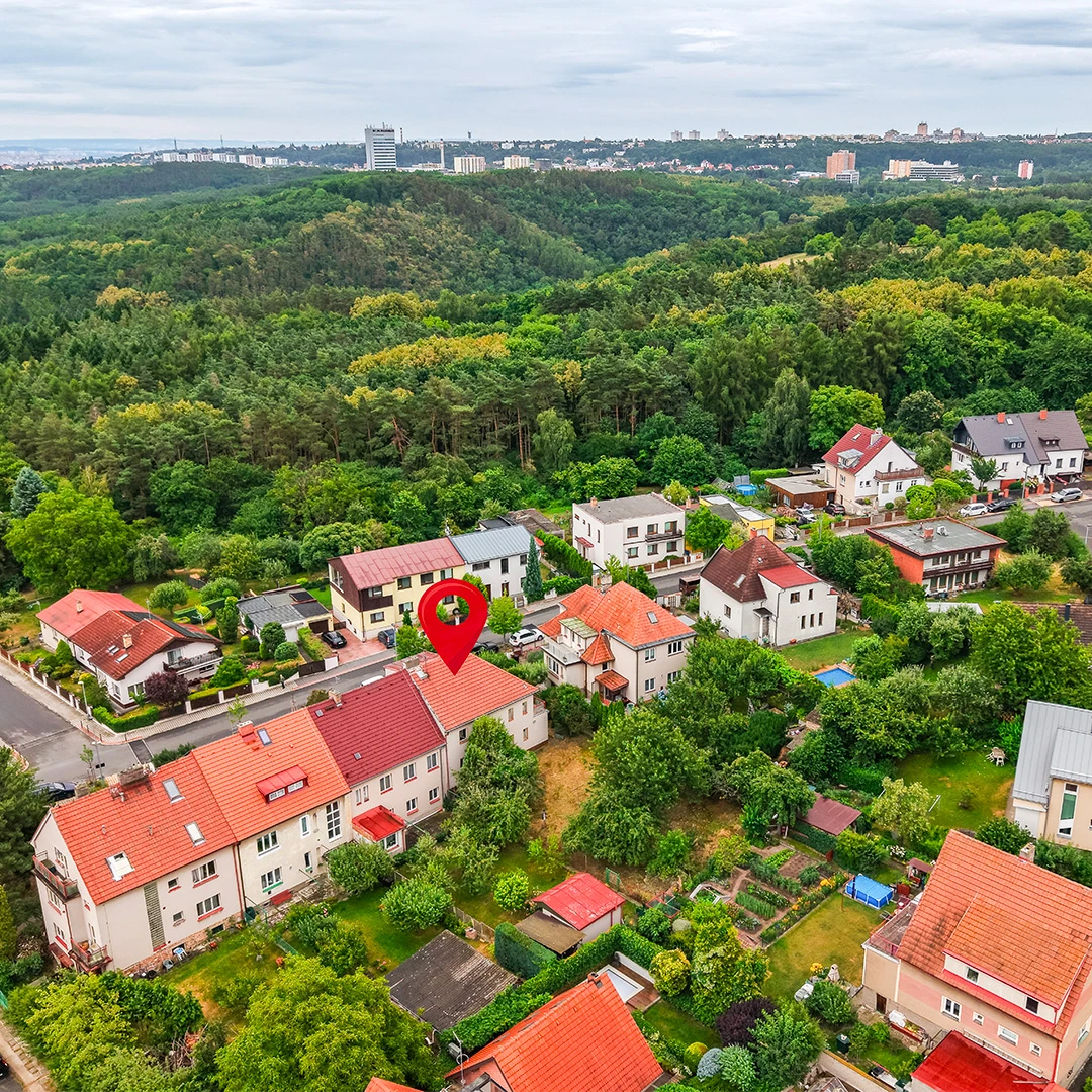 Okolí domu nabízí bohaté možnosti pro volnočasové aktivity a relaxaci