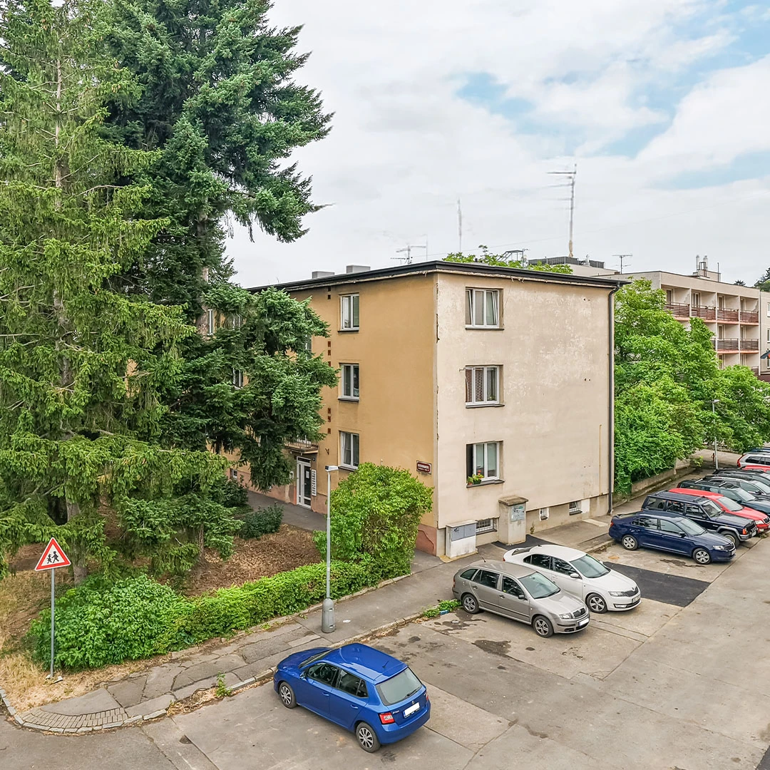 Lokalita nabízí veškeré služby po ruce, blízkost přírody i centra města