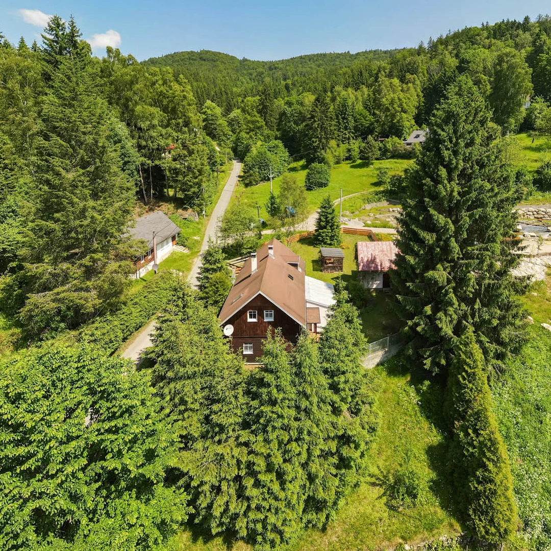 <span class="text-primary">Objevte krásy Jizerských hor</span> přímo z naší chalupy