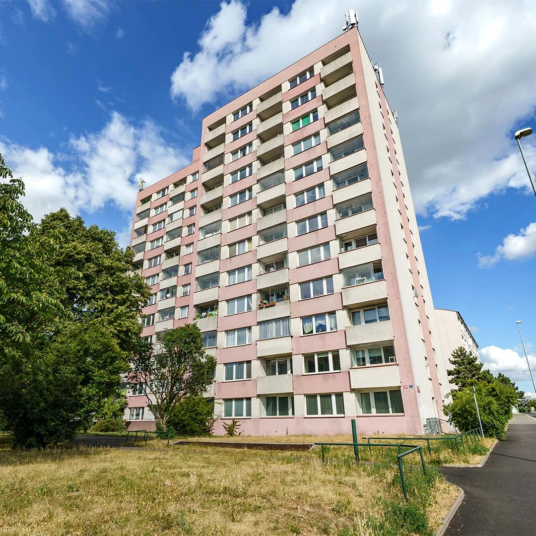 Byt se nachází v klidné ulici s příjemným okolím, kde je vše potřebné na dosah ruky